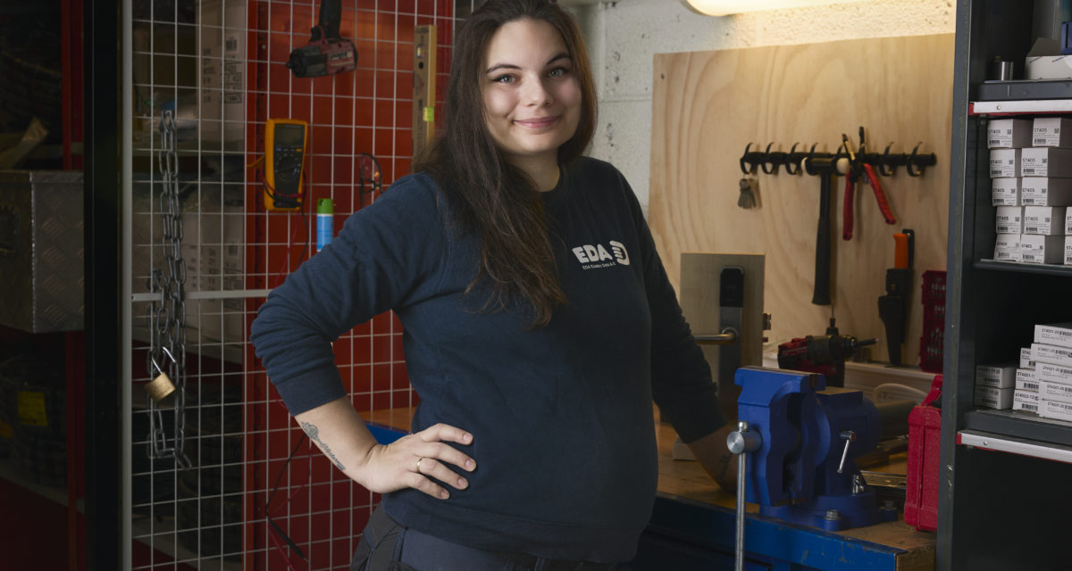 Én av to kvinnelige låsesmedmestere i Norge