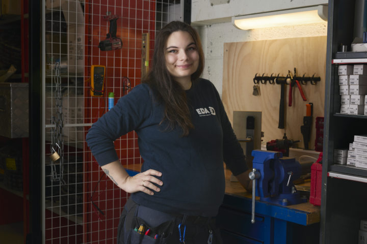 Én av to kvinnelige låsesmedmestere i Norge